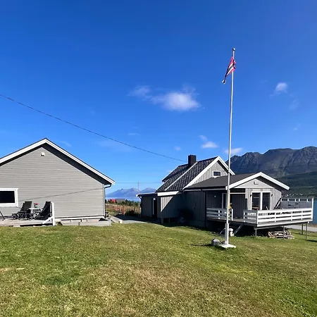 Koselig Hus Naer Sjo Og Fjell