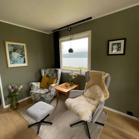 Koselig Hus Naer Sjo Og Fjell Nord-Lenangen