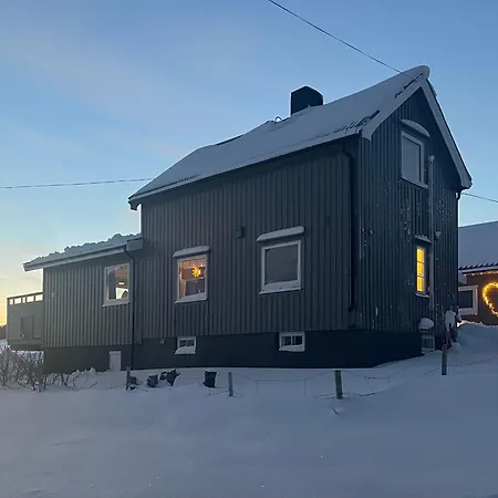 Koselig Hus Naer Sjo Og Fjell