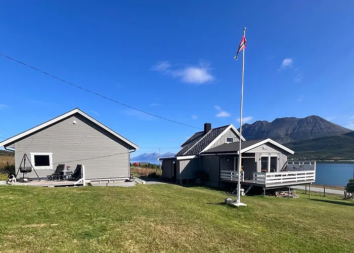 Koselig Hus Naer Sjo Og Fjell