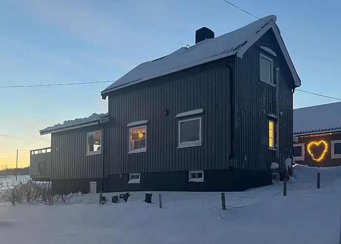 Koselig Hus Naer Sjo Og Fjell